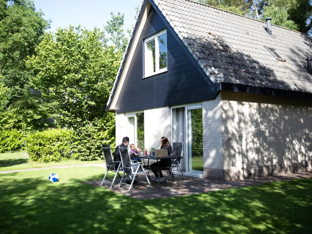 Kid ontbijt buiten bungalows 907 A9665