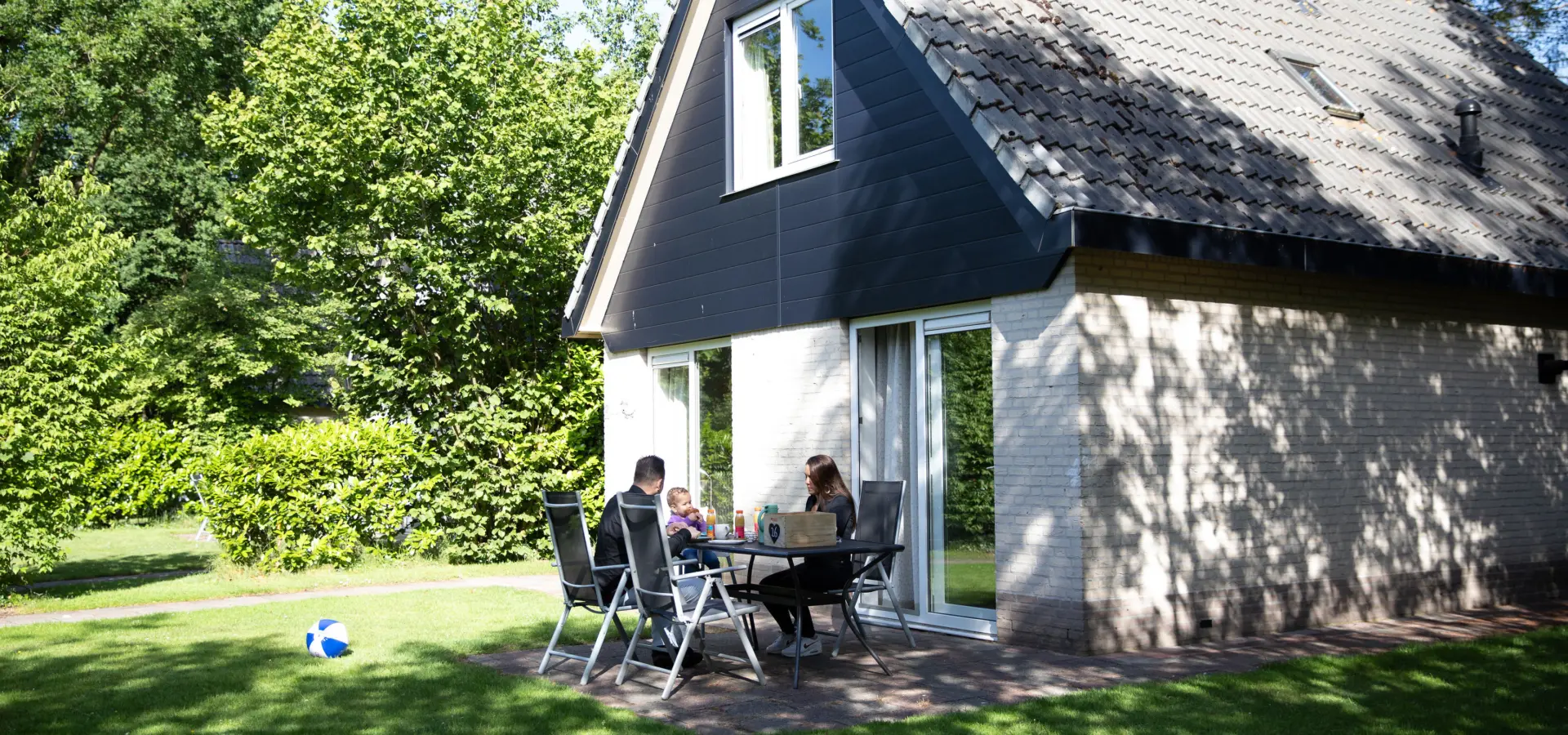 Kid ontbijt buiten bungalows 907 A9665