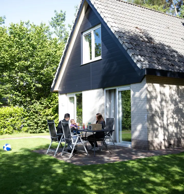 Kid ontbijt buiten bungalows 907 A9665