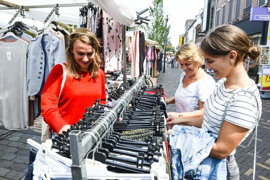 Veenendaal kleren winkelen vrouwen winkelstraat zon Anne Hamers