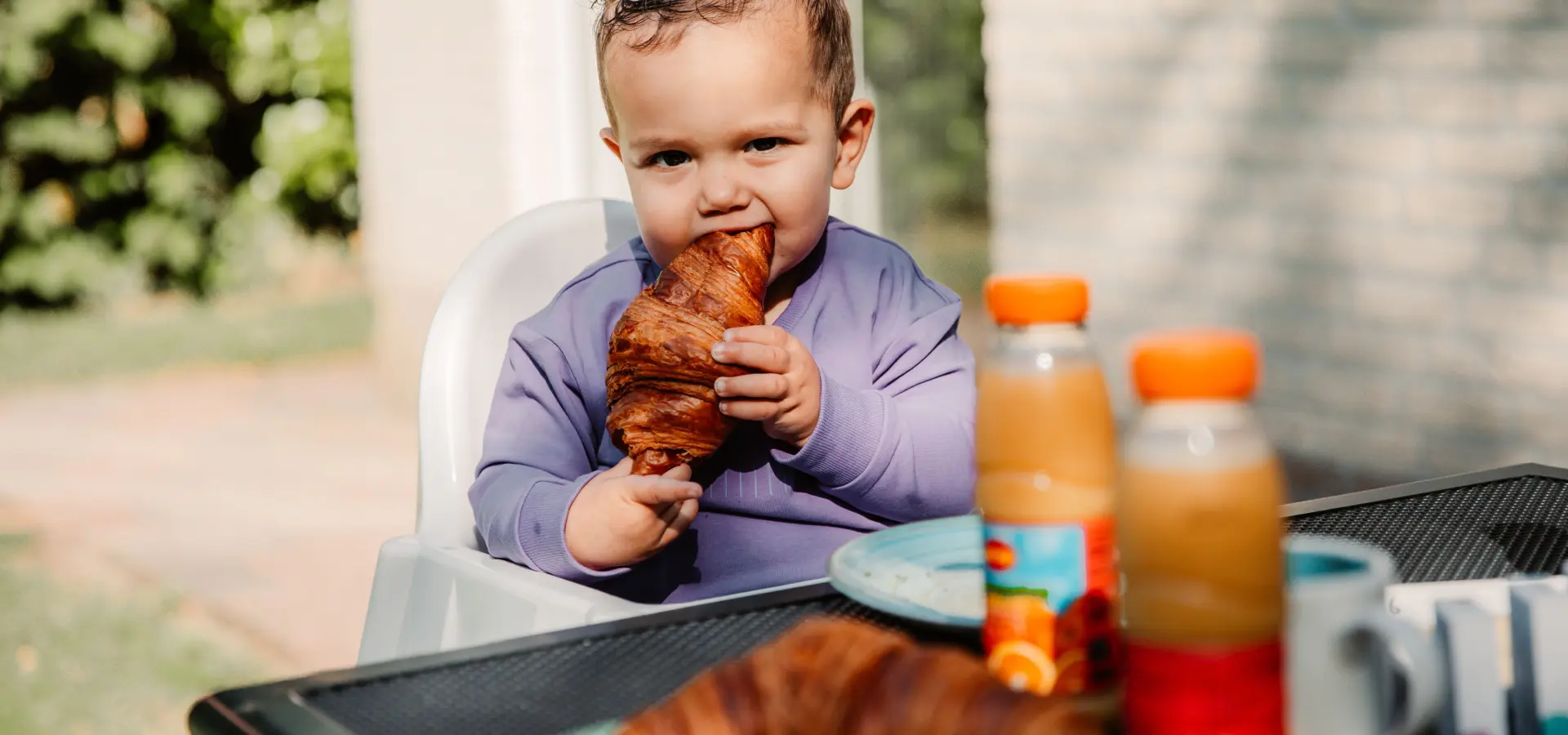 Kid ontbijt buiten bungalows 907 A9662