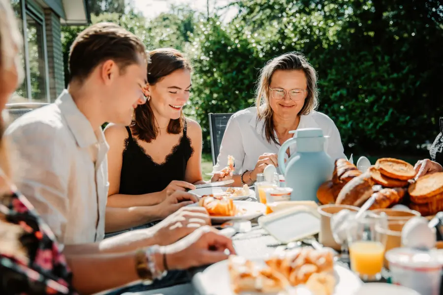 Vriendinnen ontbijt buiten bungalows 907 A9837