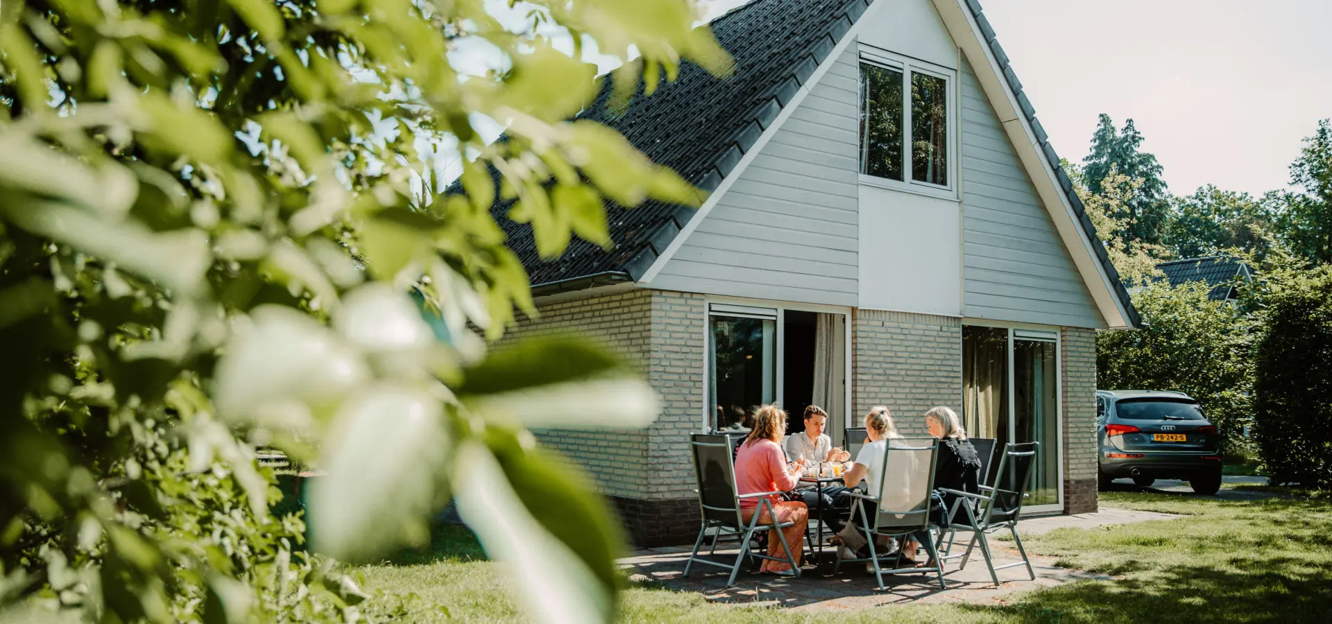 Vriendinnen ontbijt buiten bungalows 907 A9887