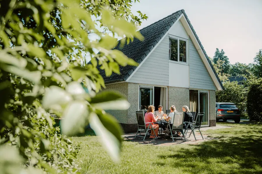 Vriendinnen ontbijt buiten bungalows 907 A9887