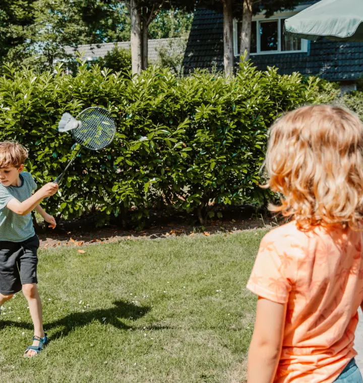 Kids spelen graaf machine badminiton907 A0493