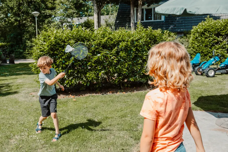 Kids spelen graaf machine badminiton907 A0493