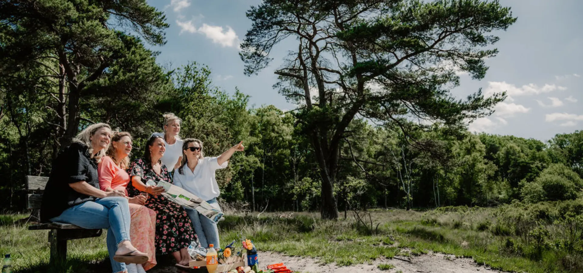 Vriendinnen bankje bos picknick 2022 DSC 1812