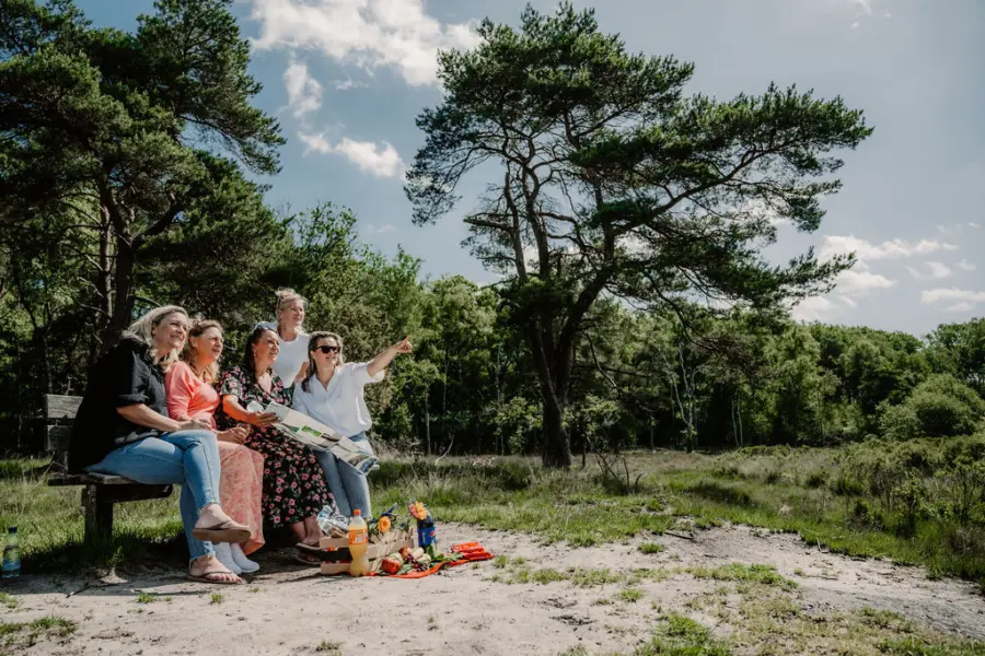 Vriendinnen bankje bos picknick 2022 DSC 1812