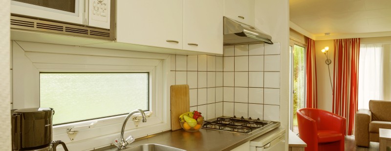 keuken chalet landgoed ruwinkel naar woonkamer kijken
