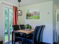 accommodatie chalet eettafel.jpg