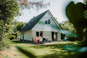 vriendinnen ontbijt buiten bungalows 907A9860.jpg