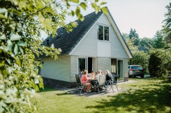 vriendinnen ontbijt buiten bungalows 907A9846