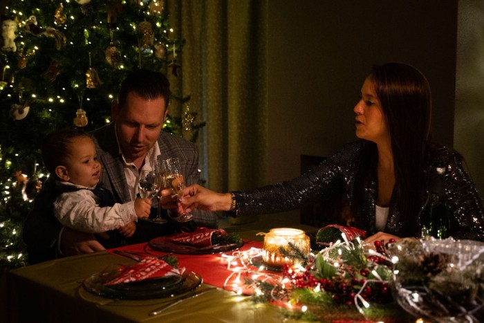 Kerst jong gezin kerstboom tafel 2022DSC_1907