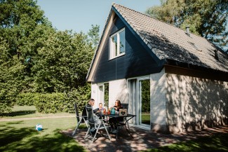 kid ontbijt buiten bungalows 907A9758