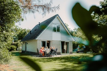 vriendinnen ontbijt buiten bungalows 907A9864
