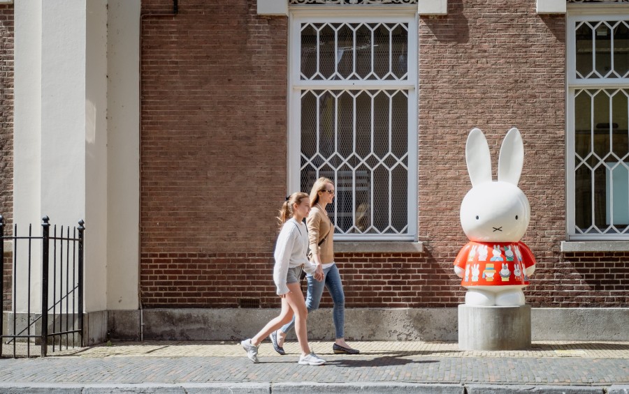 1463-Mensen-wandelen-langs-nijntje-museum
