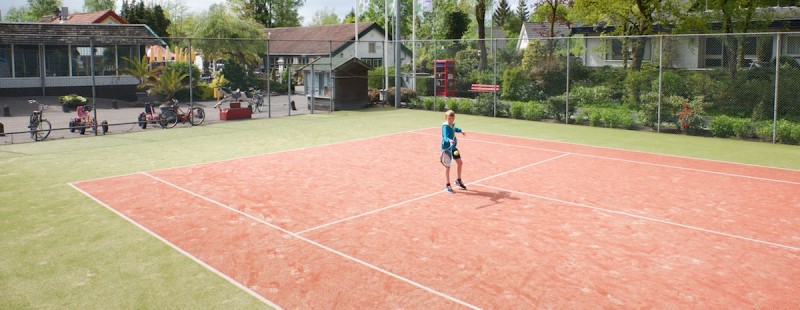 De all weather tennisbaan op Landgoed Ruwinkel